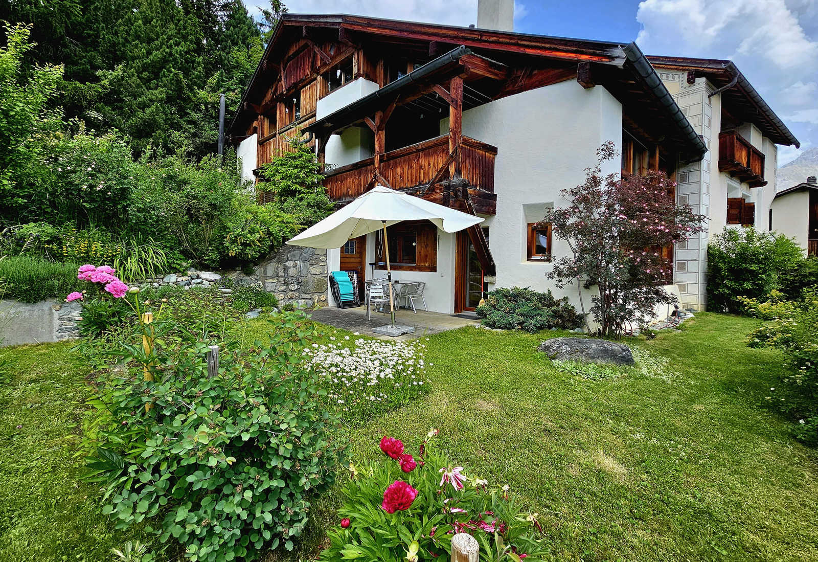 Gartensitzplatz mit Esstisch