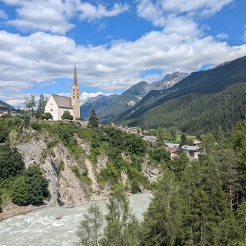 Die Kirche von Scuol über dem Inn
