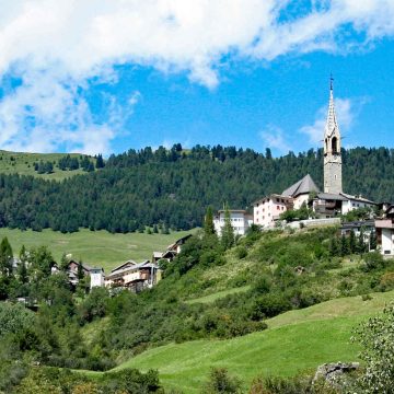 Die Kirche und das Dorf Sent