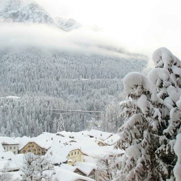 Das Dorf Scuol und die Brücke über den Inn