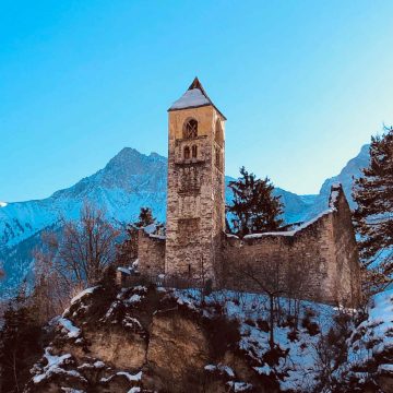 Die Kirchenruine San Peder in Sent