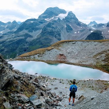 Blaue Bergseen, in denen sich die Berggipfel spiegeln