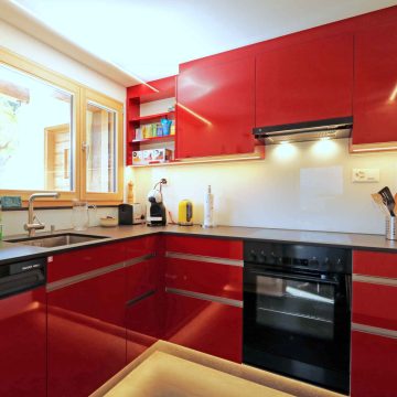 Moderne Küche mit vollständiger Ausstattung & Gewürzen