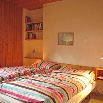 Das Haupt-Schlafzimmer mit Doppelbett