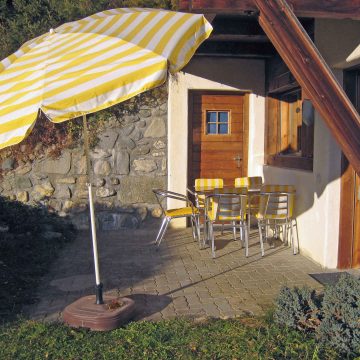 Der Aussen-Sitzplatz mit Esstisch & Liegestühlen