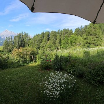 Geniesse die unverbaute Aussicht im eigenen Garten