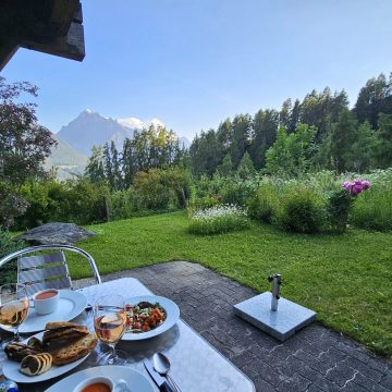 Geniesse die Aussicht vom Sitzplatz oder Liegestuhl