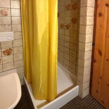 Badezimmer im oberen Stock mit Lavabo, Toilette & Dusche