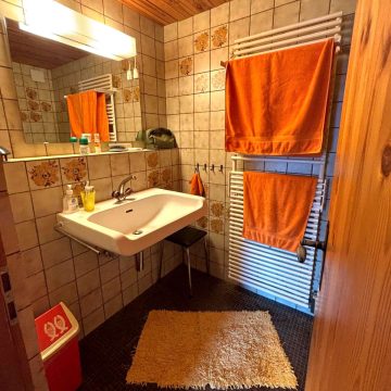 Badezimmer im oberen Stock mit Lavabo, Toilette & Dusche