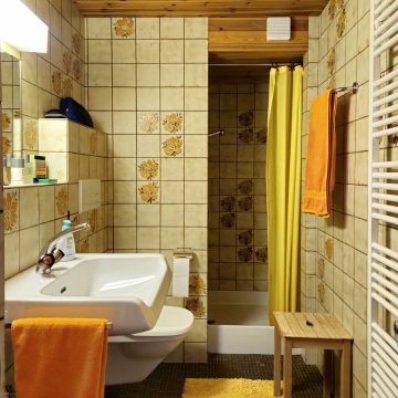 Das Badezimmer mit Bad & Dusche im unteren Stock