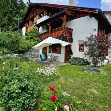 Gartensitzplatz mit Esstisch