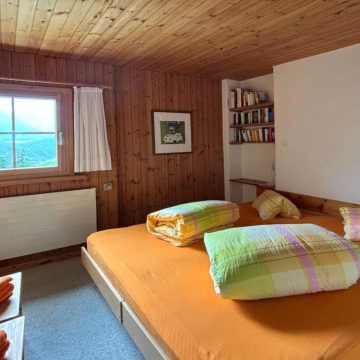 Das Haupt-Schlafzimmer mit Doppelbett