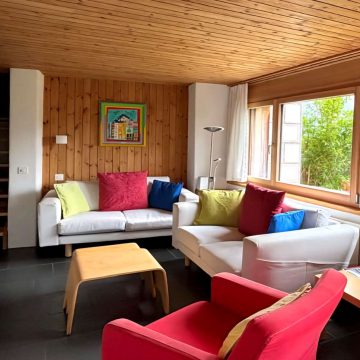 Das Wohnzimmer mit TV, 2 Sofas & gemütlichem Sessel